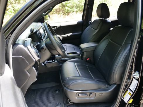 Used 2022 Toyota Tacoma TRD Sport AWD/4WD image 3