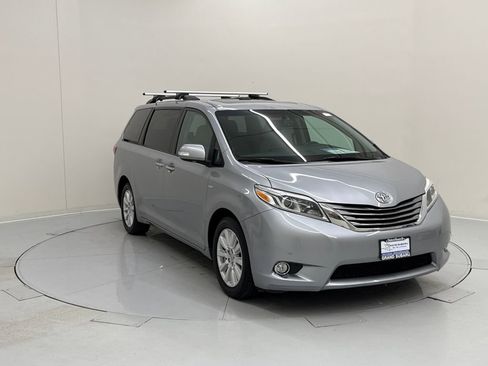 Used 2017 Toyota Sienna AWD image 7