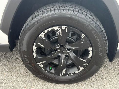 Used 2019 Toyota RAV4 LE AWD/4WD image 7