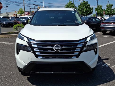 Used 2024 Nissan Rogue S AWD/4WD image 2