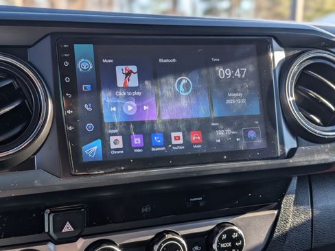 Used 2017 Toyota Tacoma SR image 3