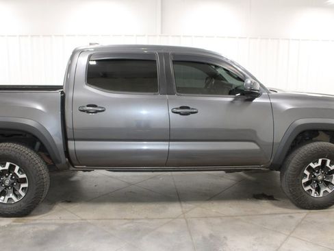 Used 2020 Toyota Tacoma TRD Off-Road w/ TRD Premium Off Road Package AWD/4WD image 11