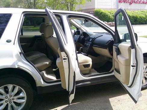 Used 2013 Land Rover LR2 image 9