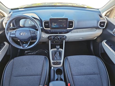 Used 2023 Hyundai Venue Limited image 9