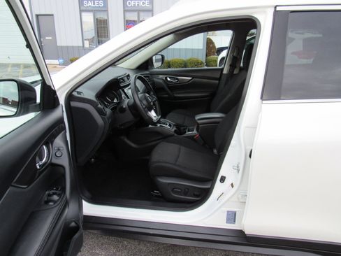 Used 2018 Nissan Rogue SV image 10