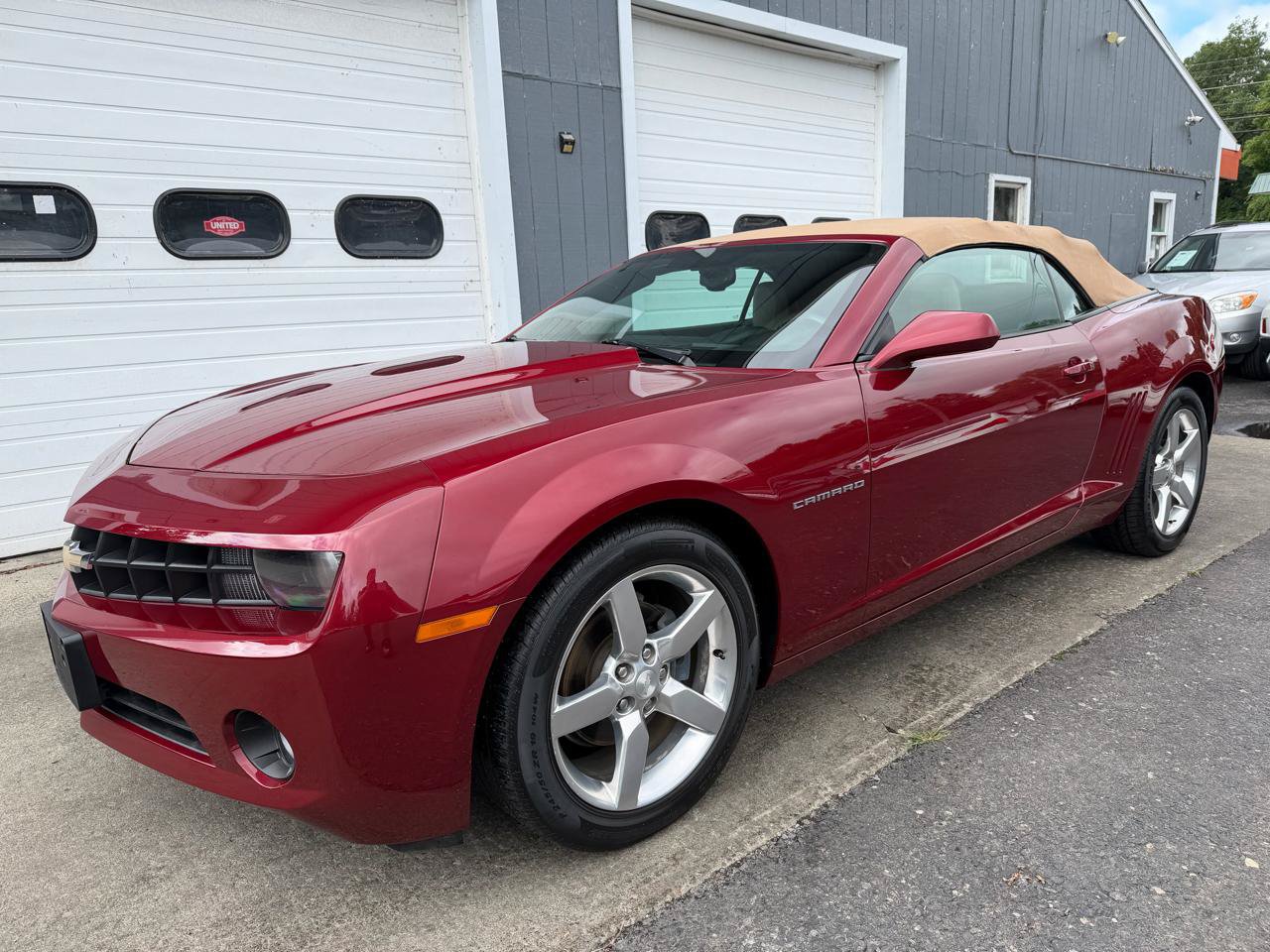 Used 2011 Chevrolet Camaro LT RWD image 2