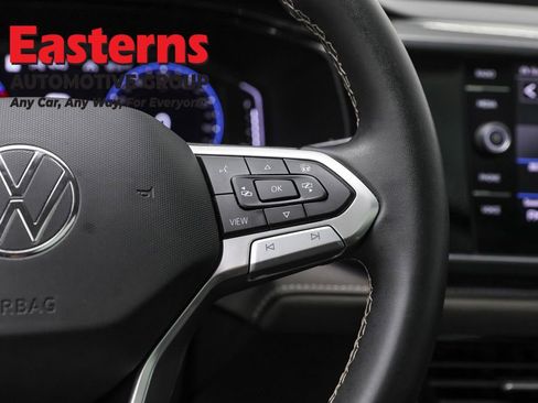 Used 2022 Volkswagen Taos SEL image 16