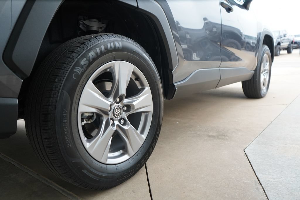 Used 2025 Toyota RAV4 XLE AWD/4WD image 9