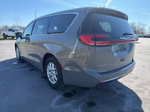 Used 2023 Chrysler Pacifica Touring-L FWD image 12
