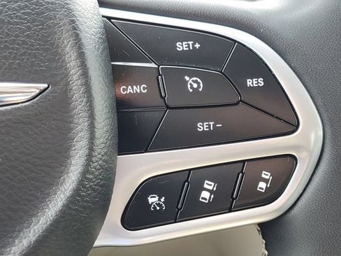 Used 2024 Chrysler Pacifica Touring-L FWD image 16