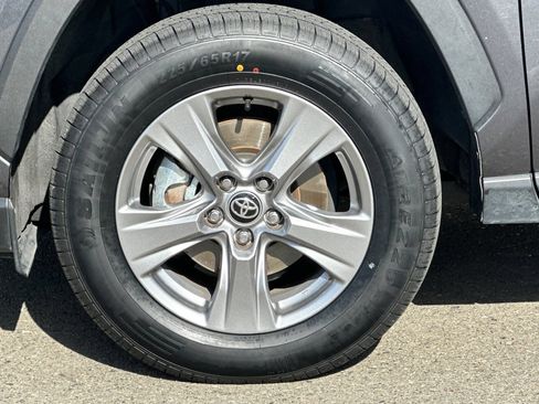 Used 2025 Toyota RAV4 XLE FWD image 31