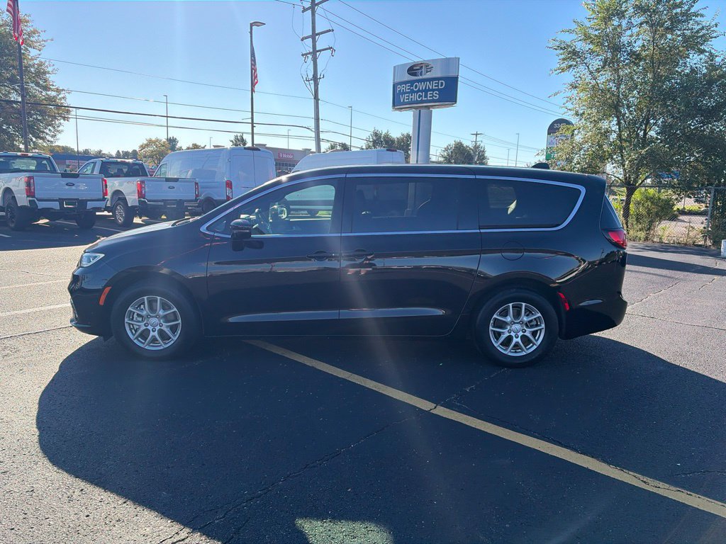 Used 2025 Chrysler Pacifica Select FWD image 4