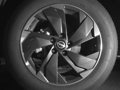 Used 2025 Nissan Rogue SV AWD/4WD image 12