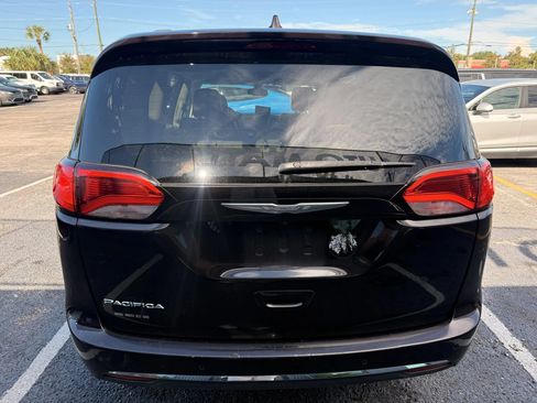 Used 2017 Chrysler Pacifica Touring-L Plus FWD image 4