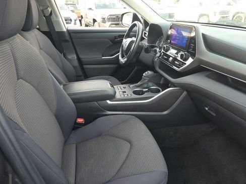 Used 2024 Toyota Highlander LE image 8