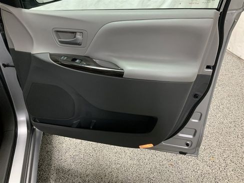 Used 2015 Toyota Sienna XLE image 21
