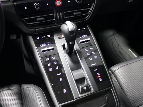 Certified 2025 Porsche Macan image 32