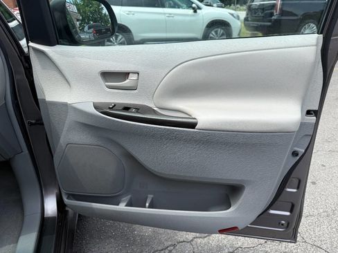 Used 2011 Toyota Sienna LE FWD image 34