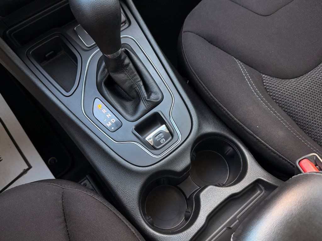 Used 2019 Jeep Cherokee Latitude w/ Popular Appearance Group FWD image 12