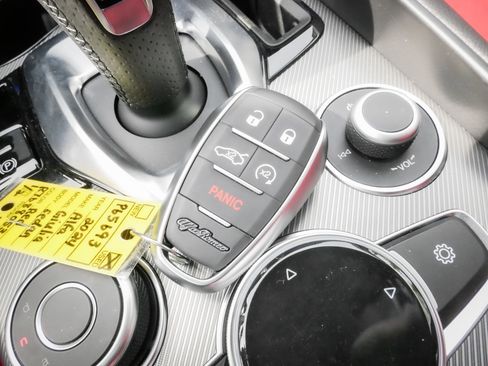 Used 2024 Alfa Romeo Giulia Veloce image 36