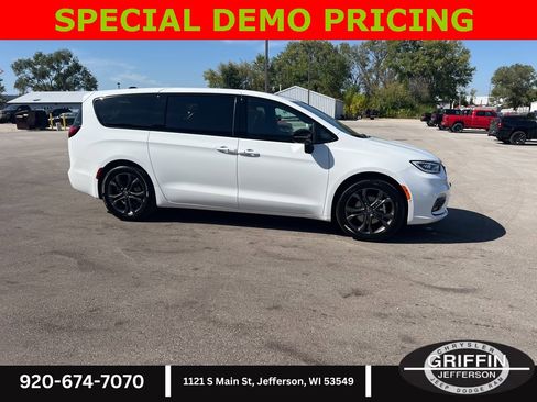 New 2026 Chrysler Pacifica Select image 11