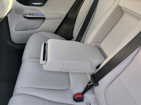 Used 2024 Mercedes-Benz GLC 300 4MATIC image 15