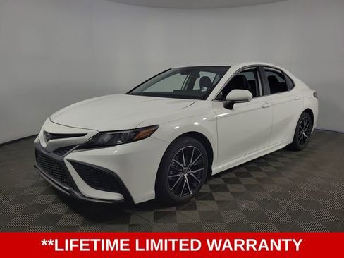 Used 2023 Toyota Camry SE image 3