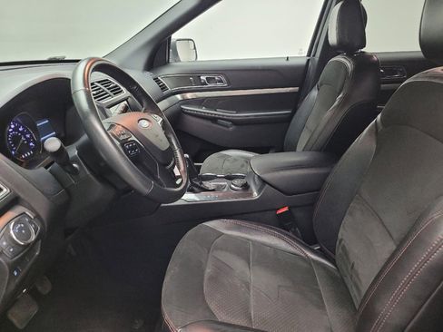 Used 2018 Ford Explorer XLT w/ Equipment Group 202A AWD/4WD image 17