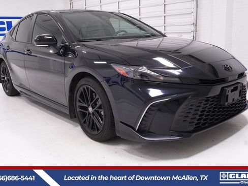 Used 2025 Toyota Camry SE FWD image 3