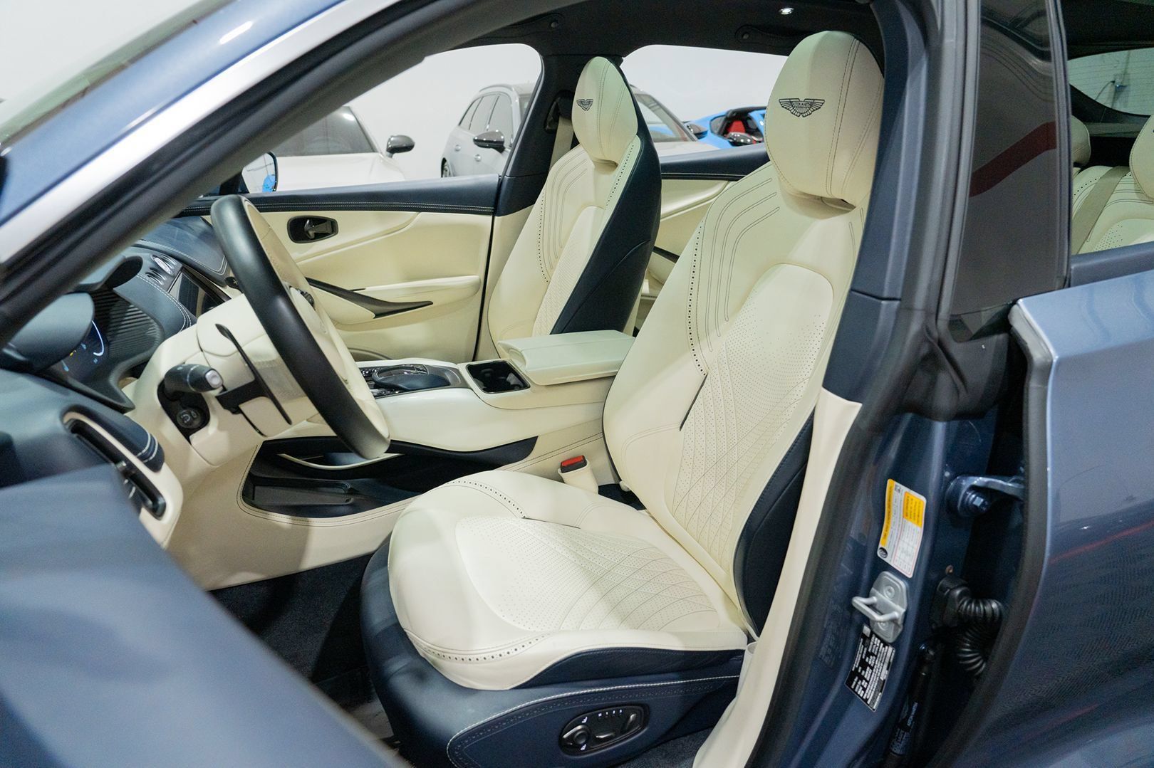 Used 2021 Aston Martin DBX AWD/4WD image 24