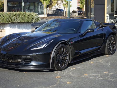 Used 2015 Chevrolet Corvette Z06 w/ 3LZ Preferred Equipment Group image 2