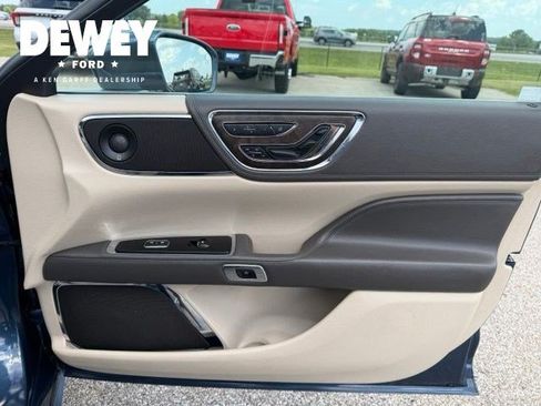 Used 2018 Lincoln Continental Reserve AWD/4WD image 40