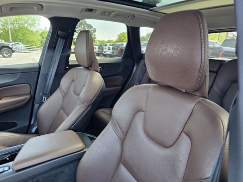 Used 2020 Volvo XC60 T8 Momentum w/ Premium Package AWD/4WD image 16