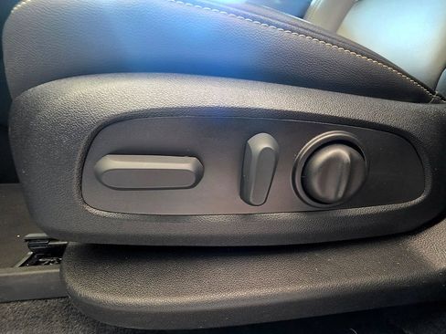 Used 2023 Chevrolet Traverse LT FWD image 21