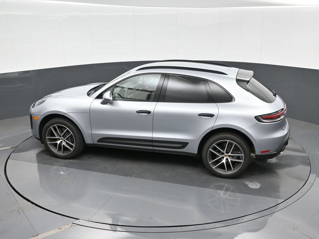 Certified 2022 Porsche Macan AWD/4WD image 27