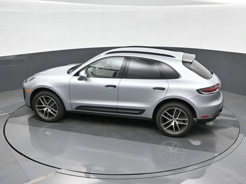 Certified 2022 Porsche Macan AWD/4WD image 27