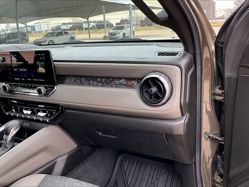 Used 2024 Chevrolet Colorado ZR2 w/ Technology Package image 17