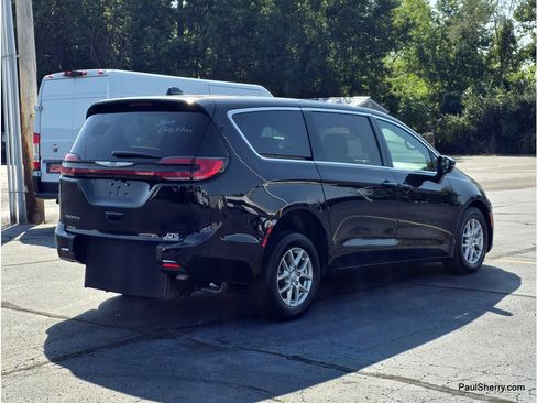 Used 2026 Chrysler Pacifica Select FWD image 4