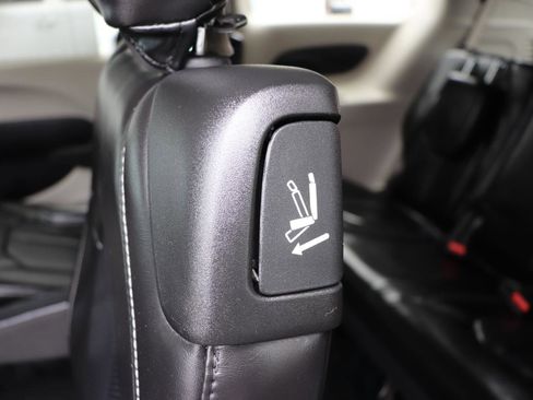 Used 2023 Chrysler Pacifica Touring-L image 29