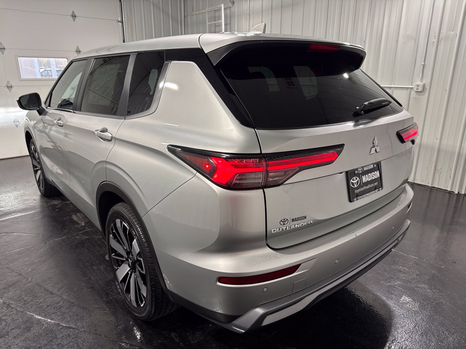 Used 2025 Mitsubishi Outlander SE AWD/4WD image 3