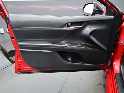 Used 2021 Toyota Camry SE w/ Cold Weather Package image 9