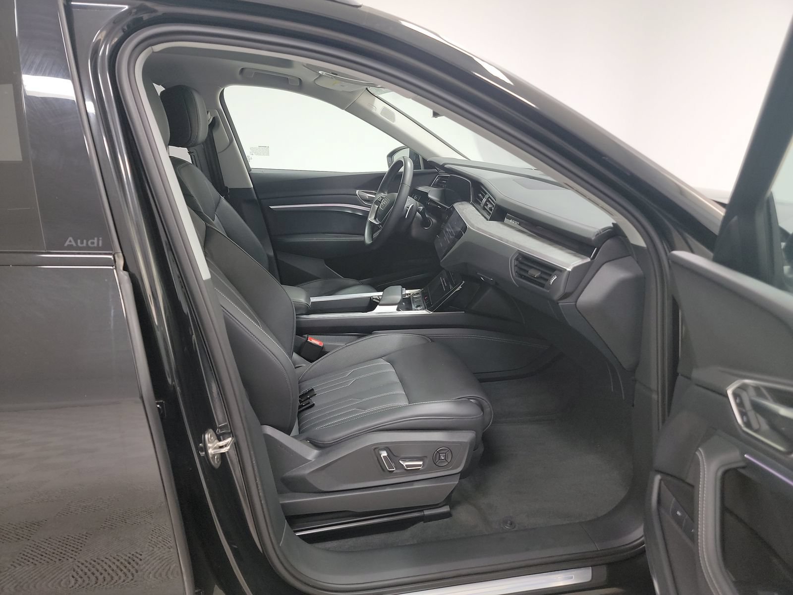 Used 2024 Audi Q8 e-tron Prestige w/ Prestige Package AWD/4WD image 8