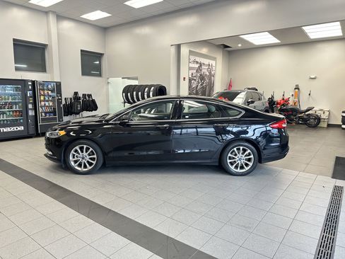 Used 2017 Ford Fusion SE w/ Fusion SE Technology Package image 3