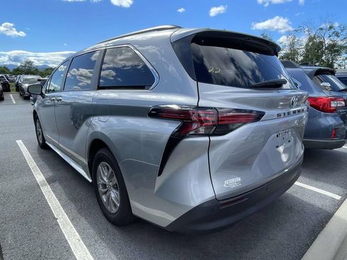 Used 2022 Toyota Sienna XLE FWD image 3