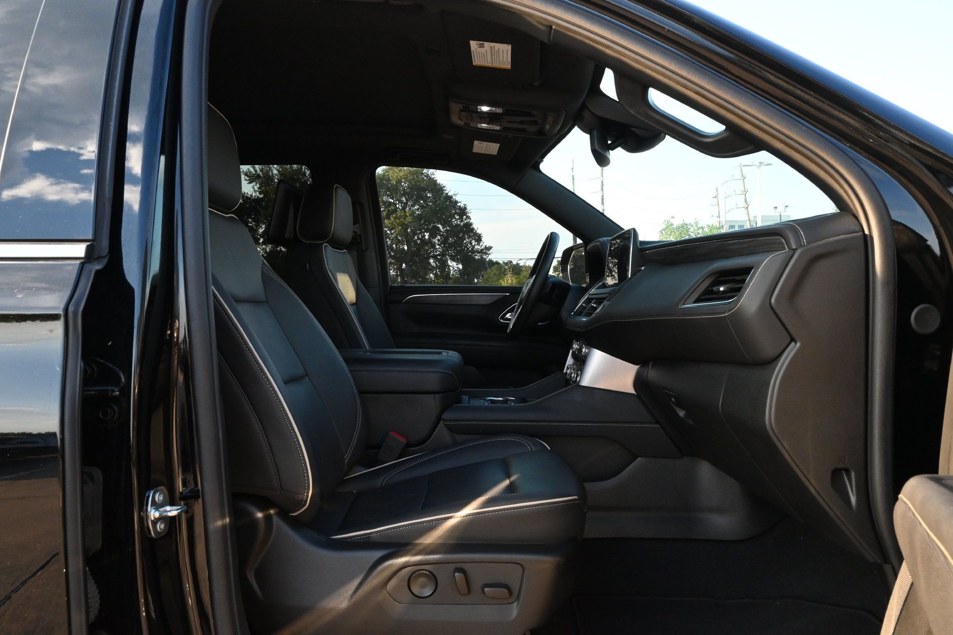 Used 2024 GMC Yukon SLT w/ SLT Luxury Package RWD image 26