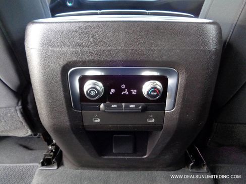 Used 2021 GMC Yukon XL SLE w/ Gmc Pro Safety Plus Package AWD/4WD image 18