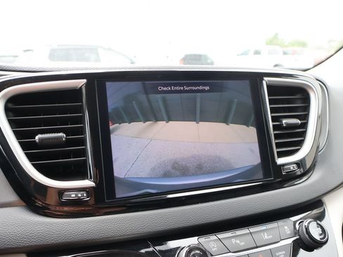 Used 2024 Chrysler Pacifica Touring-L FWD image 33