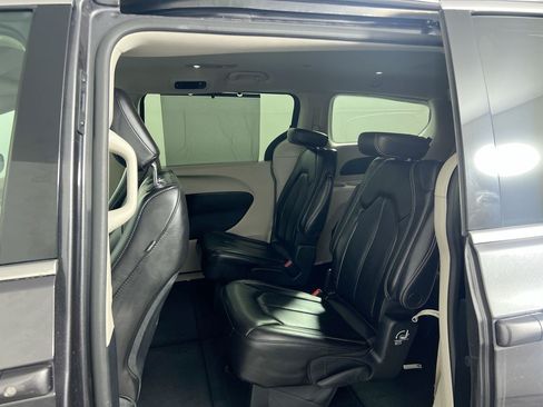 Used 2023 Chrysler Pacifica Touring-L FWD image 26