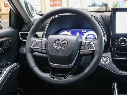 New 2026 Toyota Highlander Limited image 18