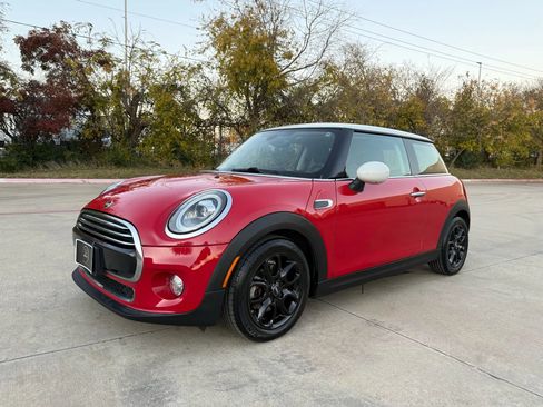 Used 2019 MINI Cooper 2-Door Hardtop w/ Premium Package image 2
